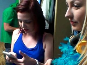 Vattnande Studentfest. Snygga älsklingar är Redo För Vild Orgienjutning