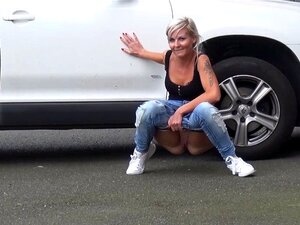 Pissaa Julkisessa Kokoelmassa 006. Kun Nämä Tytöt Saivat2pee He Joutuvat Pissaamaan Kaikenlaisiin Julkisiin Paikkoihin, He Kyykistyvät Ja Seisovat, Kun He Antavat Rakkojen Mennä