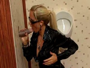 Плавуша пуши црни курац кроз рупу