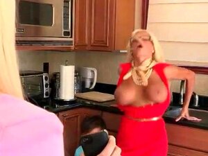 Nikita Von James Und Rikki Six Heißes Dreier, Nikita Von James Bekommt Ihre Muschi Geleckt, Als Rikki Six Sie Erwischt. Es Stellt Sich Heraus, Dass Der Typ Rikkis Freund Ist. Beide Blasen Dem Typen Den Schwanz Ab Und Lassen Sich Dann Im Wohnzimmer Abwechs