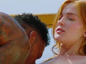 Fascinerande Rödhårig Stönar Under Tiden Som Han Har Sex Med En Tatuerad, Svart Kille, I Sin Lägenhet