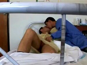 Dois Bonito Gay Latinos Com Ligeira Constrói