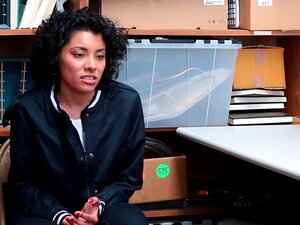 Ladendiebin Cutie Maya Morena Ist Mit LP Officer Im Büro Nach Ein Paar Minuten Striptease Wird LP Kerl Geil, Maya Morenas Nackten Körper Nicht Lange Genug Zu Sehen Maya Lutscht Dann Den Schwanz Des Kerls Und Lässt Sich Dann In Mehreren Stellungen Hart Fic