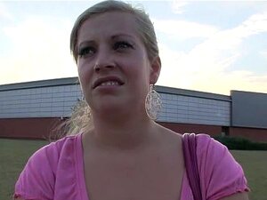 Laska Oferuje Swoją Mokrą Cipkę, Demure Darling Zadowala Ogiera Swoją Ciasną Mokrą Cipką