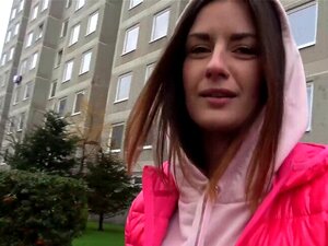 Publieke Agent Stopte Hete Brunette Babe In Haar Buurman En Na Weinig Gepraat Nam Hij Haar Mee Naar Het Appartement Waar Ze Zijn Enorme Lul Zoog En Neukte