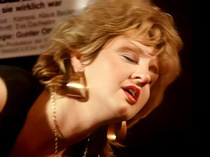 Koe Vuoden 1983 Kiehtova Tenho - Josefine Mutzenbacher Wie Sie Wirklich War Teil V! Upouudessa Maailmassa Viettelevää Vintage-nautintoa Upeiden Blondien, Punapäiden Ja Brunettejen Seurassa Unohtumattomissa Ryhmäseikkailuissa. Valmistaudu Unohtumattomalle 