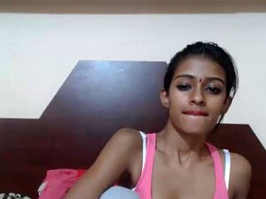 Upphetsad Amatör Indisk Nymfoman. Kyssbar Amatör Indisk Proffs Hemma Hos Henne På En Webbkamerashow