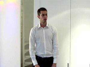 Grote tieten op het werk: Gewoon de borst. Leigh Darby, Danny D, Leigh Darby is Danny D's busty baas, en ze is een echte harde zaak. Wanneer ze haar assistent ontslaat voor het morsen van een drankje, is er een nieuwe baan op kantoor, en zowel Danny als z