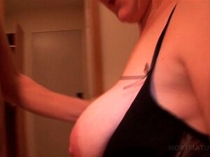 Süßer Hengst Nagelt Reife, Glatte Muschi Und Wird Geritten