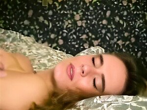 Erlebe Das Ultimative Fetisch-Erlebnis, Wenn Eine Geile Stiefmutter Sich In Einem Wilden Dreier Mit Zwei Frechen Stieftöchtern Vergnügt. Schau Zu, Wie Sie Zusammen Lust Erforschen In Diesem Heißen Amateurvideo!