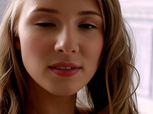 Гола руска Плавуша ради свој тренинг