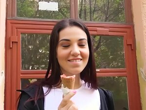 Уска Аматерска бринета чешка поставља главу и пуни своју пичку без длаке за неколико долара