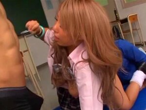 Hete Oosterse Blonde Chika Kitano Stuitert Op Dikke Wang. Verleidelijke Japanse Schoolmeisje Neukt Haar Harige Kut Met Een Speeltje