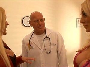 Brittisk blond hora i en FFM-trekant hos läkarna