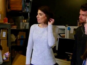 Begehrenswertes Mädchen Wird Auf Dem Boden Befriedigt. Nachdem Sie Die Kleidung Ausgezogen Hat, Geht Sie Auf Den Boden, Damit Ihre Freunde Mit Ihrer Rasierten Fotze Spielen Können, Während Sie Stöhnt