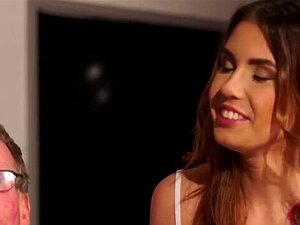 Amateur-College-Süßen, Harter Alter Und Frischer Fick Mit Altem Mann Im Wohnheim