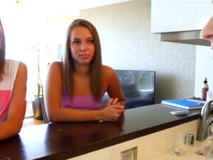 Прелепе даме се буде са курцем у пички. Напаљене и веома секси слаткице добијају хардкор јебање ујутру са великим тврдим курцем поред кревета. Човек је добио оно што је желео од њих, а то је да јебе њихове слатке пичке и прска своју сперму по њиховим лици