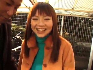 Saltry An Får Sina Stora Tuttar Och Håriga Fitta Slickade Utomhus