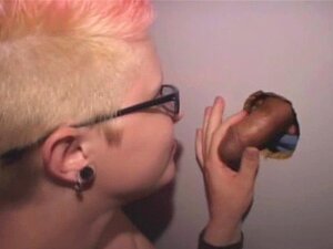 Rozeharige Emo Slet Neemt Een Gezichtsbehandeling Door Glory Hole. Rozeharige Emo Slet Gaat Op Haar Knieën En Zuigt Pik En Neemt Een Facial Door Glory Hole