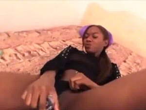 Provoserende Og Frekk Ebony-hack Penetrerer Fitta Hennes Med En Kolossal Dildo