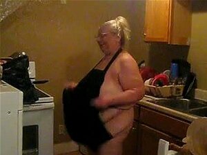 In De Keuken Met Schort Op Plagen,