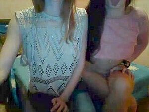 Kaksi Tyttöä Suutelee Webcam