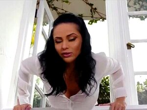 Moeder Vast In Het Raam Geneukt Door 2 Stiefzonen