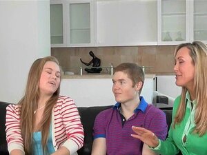 Živahan I Provokativan Trojac Seks. Cura Prima Duboko Doggystyle Dok Joj Vruća Mama Liže Anal