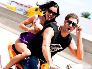 Vroom Vroom!, Deze Week Hebben We Een Adrenaline Gevulde Fuck Team 5. We Waren Met Renae Cruz, Satine Phoenix,Emy Reyes En Rosario Stone Op Hun Roadtrip Vakantie Naar Miami. Terwijl Ze Op Weg Waren Naar Miami Trokken De Meiden De Aandacht Van Een Verse Sp