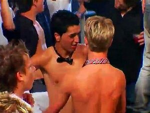 Tubes De Pornô Muscular De Atleta Gay Fofo Você Espera Mais Que Seu Teclado Esteja