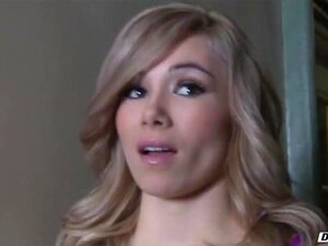 Flickvän Suger Pojkvännens Kuk Medan Styvmamman Slurpar Bollarna I En Het Trekant. Kåta Pojkvännen Blir Påkommen ##ing Out Medan Styvmamma Byter Om I Nästa Rum Och Snart Hamnar I En Hardcore Trekant