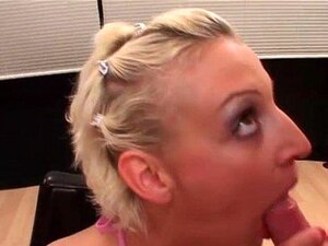 Blonde Slet Roept Een Groep Geile Kerels