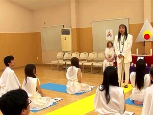 Yuka Sawakita U Vrućoj Djevojci Sudjeluje U Seksi TV Emisiji - AviDolz, Vruća Cura Sudjeluje U TV Emisiji S Puno Seks Igračaka I Napaljenih Tipova. Prvo Izgleda Da Velika Grupa Ima Sat O Seksualnim Igračkama, A Zatim Ih Ona Koristi Pred