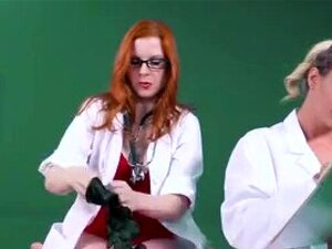 Roodharige Verpleegster Femdom En Sperma In Mond