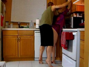 Мама пушта пасторка да јебе њену неваљалу пичку