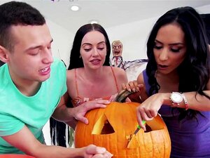 Bangbros - Rintava Halloween äitipuoli Nuolaisi Ja Porattu Poikapuoli