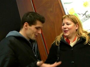 Велика гузата ббв пуши и јаше странац курац