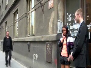 Chłopak Siedzi I Patrzy