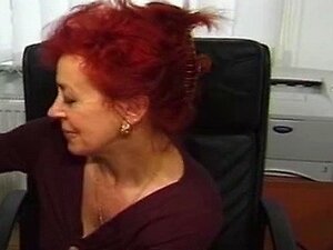 Heiße Euro-Reife Rothaarige Fickt Im Büro