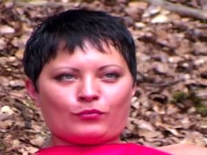 Brutalna Brytyjska Para Uprawia Seks Na świeżym Powietrzu, Amoralna Para Ogląda Tam Zdjęcia Przed Seksem Na Zewnątrz