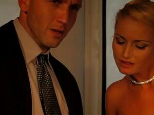 Matka Chrzestna Wraca - Część 3, Bezwzględna, Pożądliwa I Piękna. Matka Chrzestna Wraca, By Poprowadzić Rodzinę Przybraną Do Sukcesu, Próbując Uniknąć Sieci Kłamstw I Intryg. Jeśli Musi Iść Na Sam Koniec I Seksualnie Dyscyplinować, Upokarzać I Kontrolować