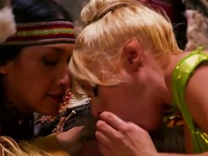 El pervertido Peter Pan taladrando a dos chicas indias con coños peludos