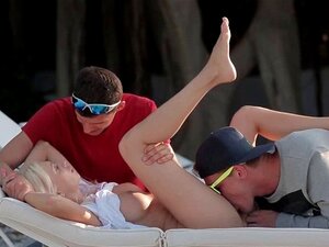 Petite Blonde Poursuivie Et Baisée En HD. Petite Blonde Poursuivie Léchée Et Baisée Par 2 HD