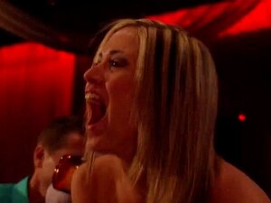 Reality-TV-Show Von Amateurpaaren, Die Sinnlich Mit Einander Flirten. Reality-TV-Show VON Amateurpaaren, Die Sinnlich Flirten, Während Sie Erotische Spiele Spielen Und Mit Pussy-Füllung Spaß Gipfeln
