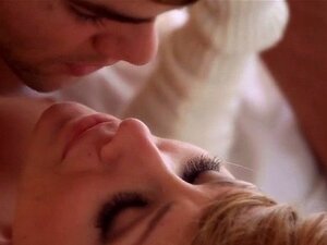 Тачна пичка се лиже грубо. Прободена девојка стење од слатке сесије лизања пичке