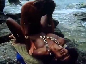 Ανακαλύψτε τις άγριες επιθυμίες της Κύρας το 1983. Δείτε πώς αφεθεί στις αισθησιακές φαντασιώσεις της. Αυτό το βίντεο θα σας κατακτήσει με την πόθο.