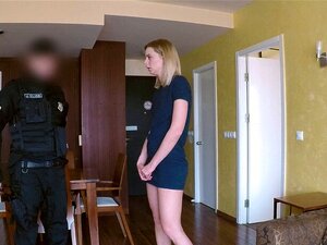 Лажни полицајац испитује случај опљачкане плавуше у њеном стану и убрзо јој гура свој велики курац у пичку с погледом на њену савршену гузу из њене перспективе