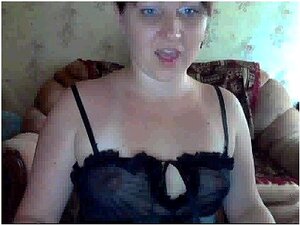 Сисата девојка показује велику гузицу