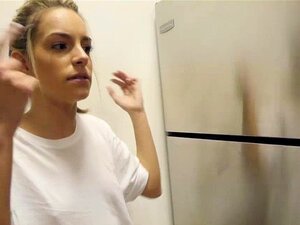 Kimmy Granger Erwischt Stebro Beim Wichsen. Kimmy Granger Erwischte Stebro Beim Wichsen Im Badezimmer, Dann Ging Kimmy Auf Die Knie Und Lutschte Den Schwanz Ihres Stiefbruders. Dann Steckte Kimmy Ihren Großen Schwanz Rein Und Der Stiefbruder Fickte Sie Un