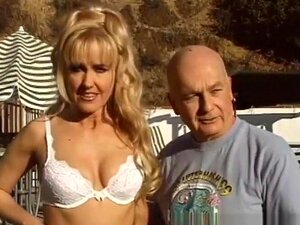 Najlepsza Gwiazda Porno W Szalonym Facialu, Plenerowym Filmie Dla Dorosłych, Ta Piękna Zdradzająca MILF Zabiera Męża Na Zewnątrz Do Kina, Aby Go Zdradzić Z Parą Hardcore'owych Gwiazd Porno Podczas Trójkąta MMF, Gdzie Zobaczysz Ją Pokazującą Swoją Jędrną D